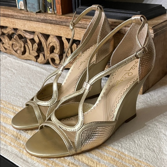 Lilly Pulitzer Metallic Gold Janie Wedges sz 7
Lilly02 - Picture 1 of 9
